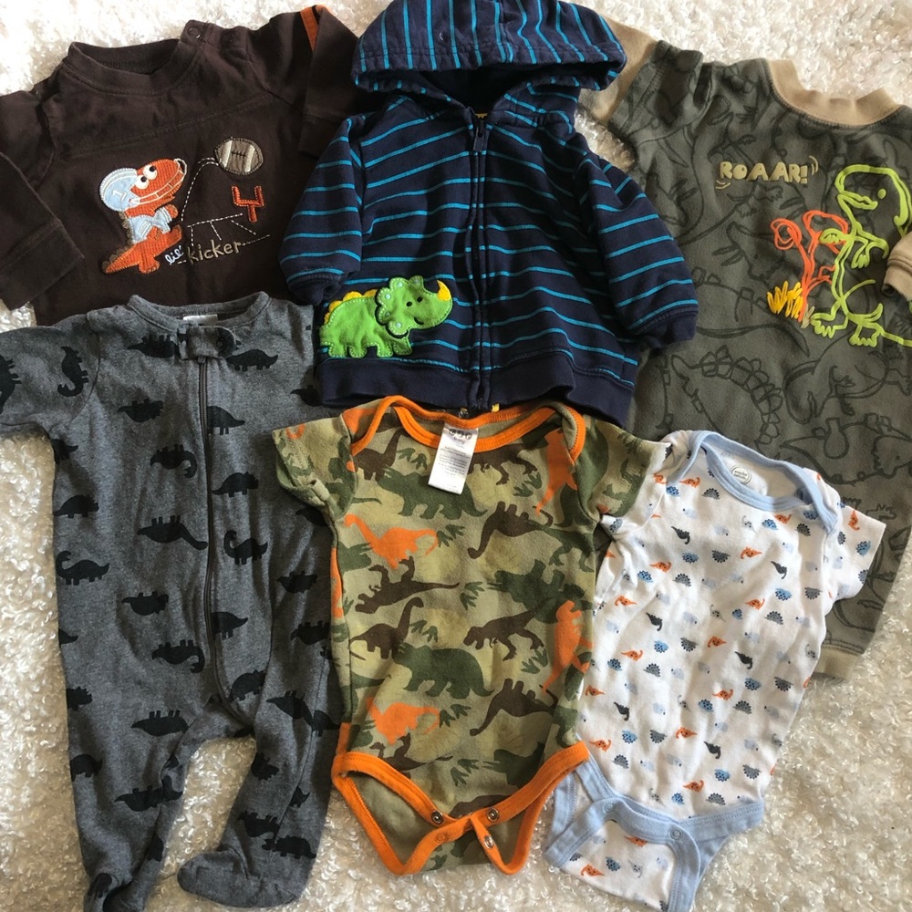 6 pc set dinosaurs themed. Shirts,rompers, sweater